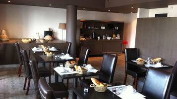 Daily continental breakfast (EUR 8.50 per person)
