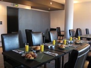 Daily continental breakfast (EUR 8.50 per person) - Le Globe (Saint-Die)