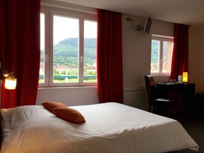 Bureau, rideaux occultants, chambres insonorisées