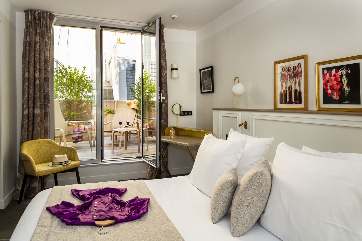 Suite Adelaide | Minibar, in-room safe, desk, laptop workspace