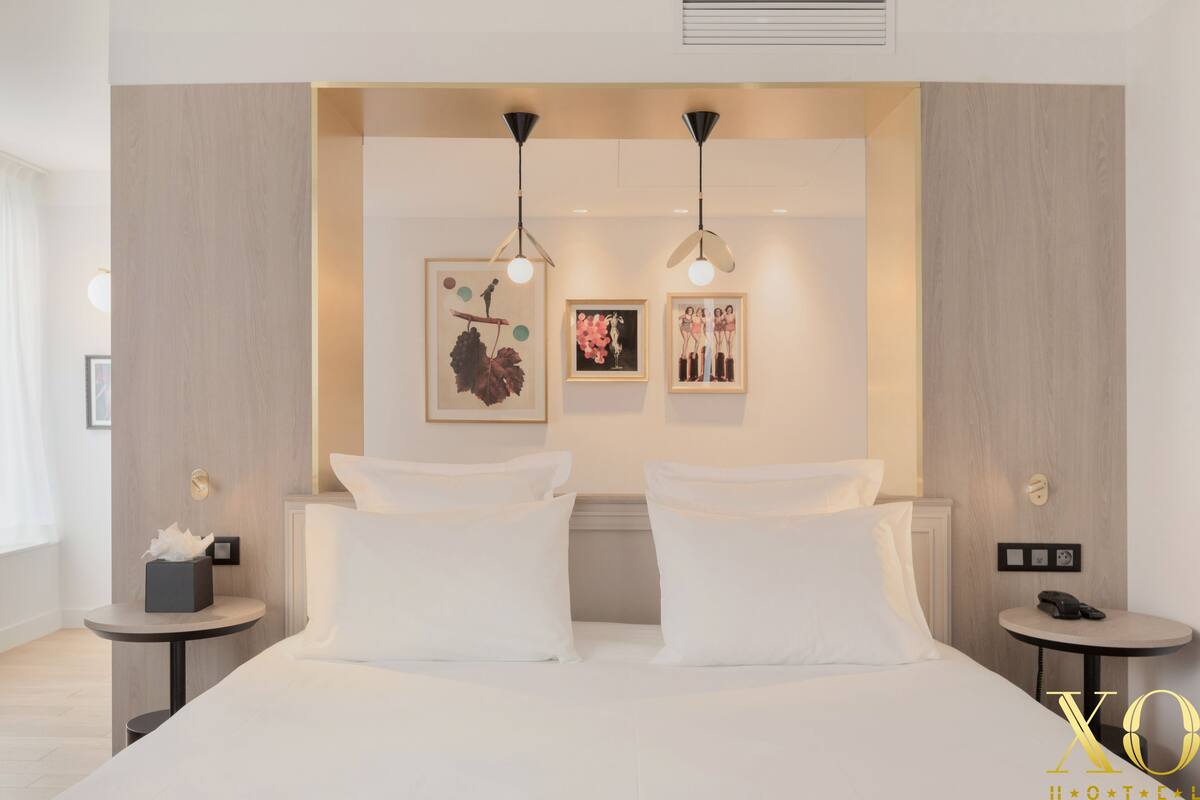Minibar, két bảo mật tại phòng, bàn 