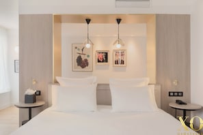 Minibar, in-room safe, desk, laptop workspace - XO Hotel Paris (Paris)