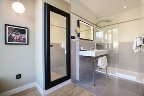 Shower, free toiletries, hair dryer, towels - XO Hotel Paris (Paris)