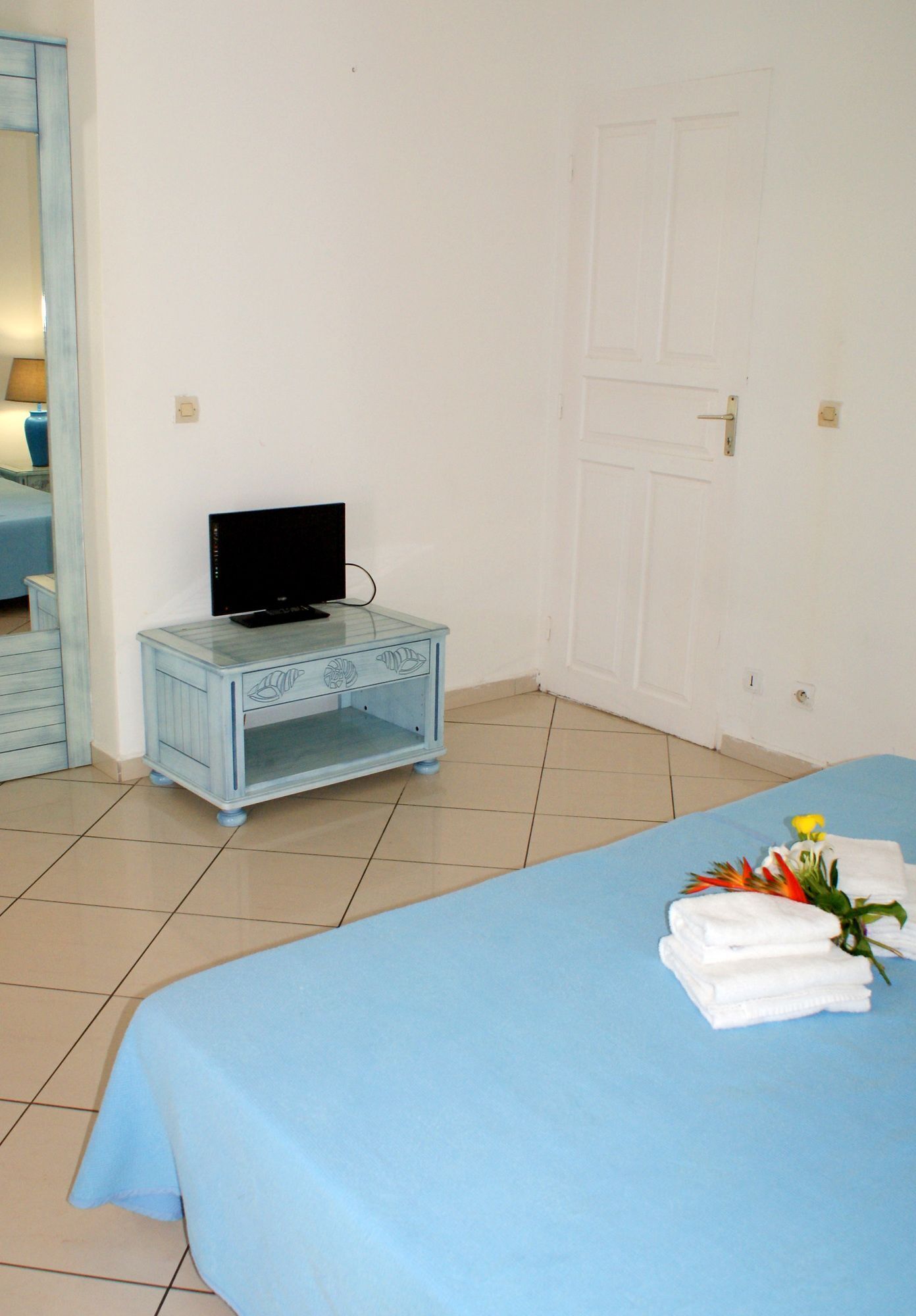 Ropa de cama de alta calidad y tabla de planchar con plancha 