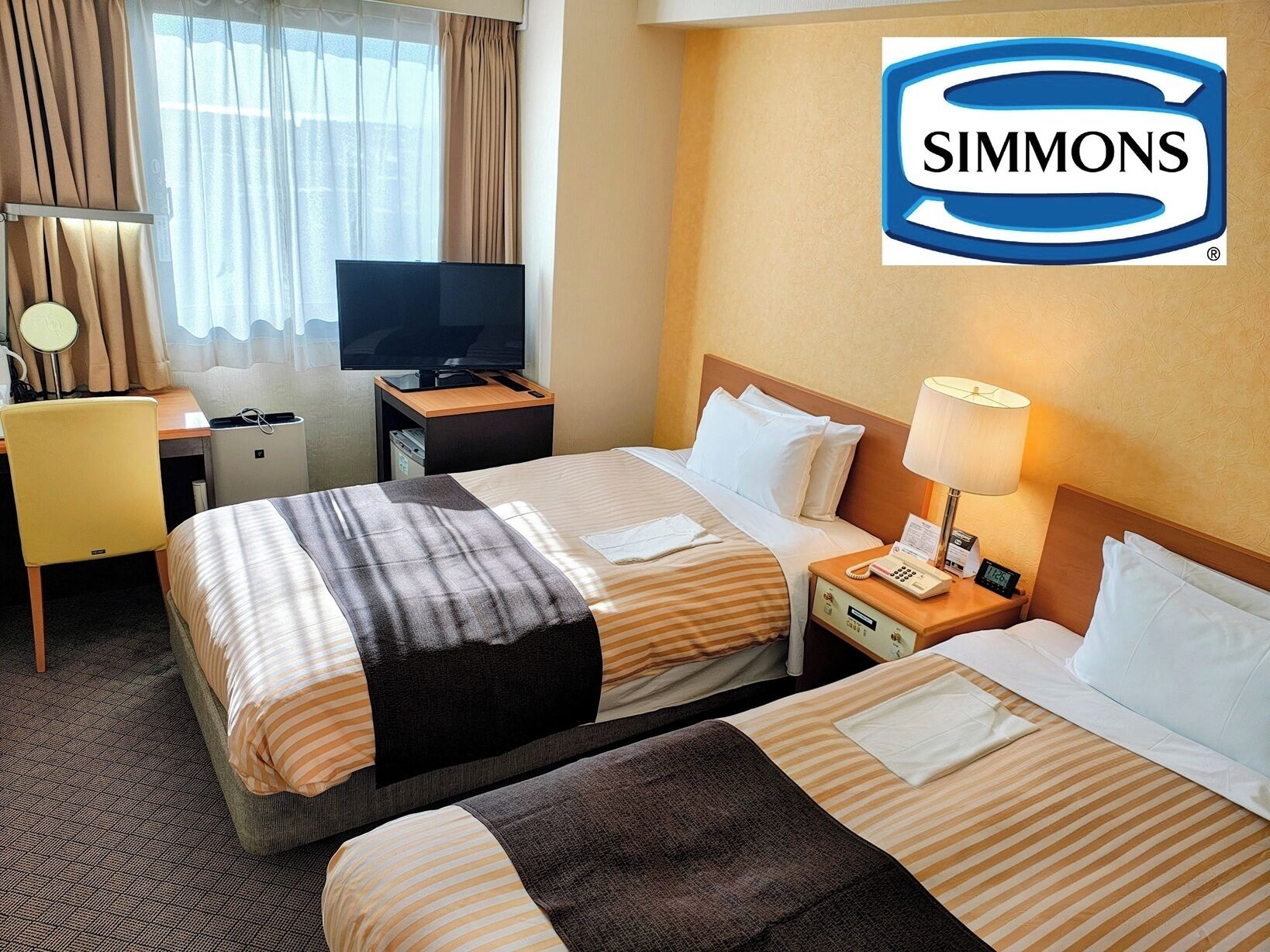 Escritorio, wifi gratis y ropa de cama 