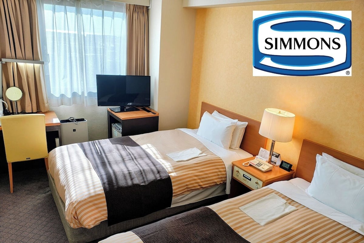 Escritorio, wifi gratis y ropa de cama