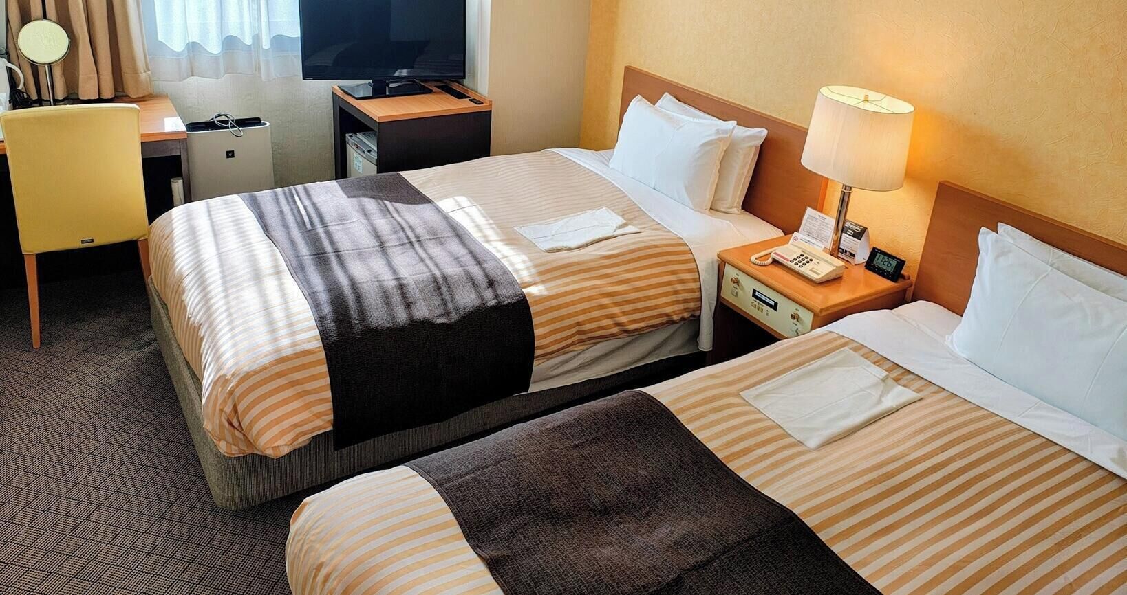 Escritorio, wifi gratis y ropa de cama 