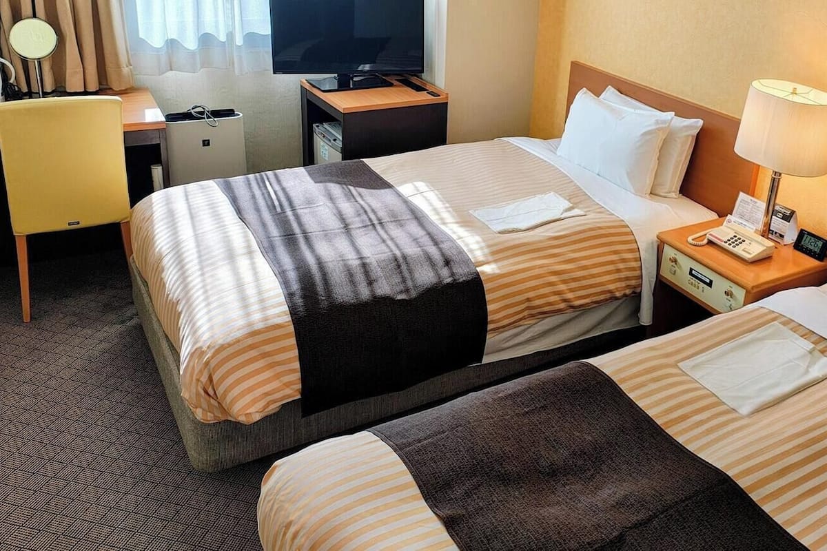 Escritorio, wifi gratis y ropa de cama