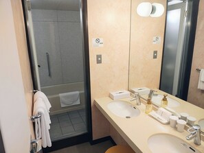 디럭스 트윈룸, 금연 (Main building) | 욕실 | 샤워기/욕조 결합, 무료 세면용품, 헤어드라이어, 비데