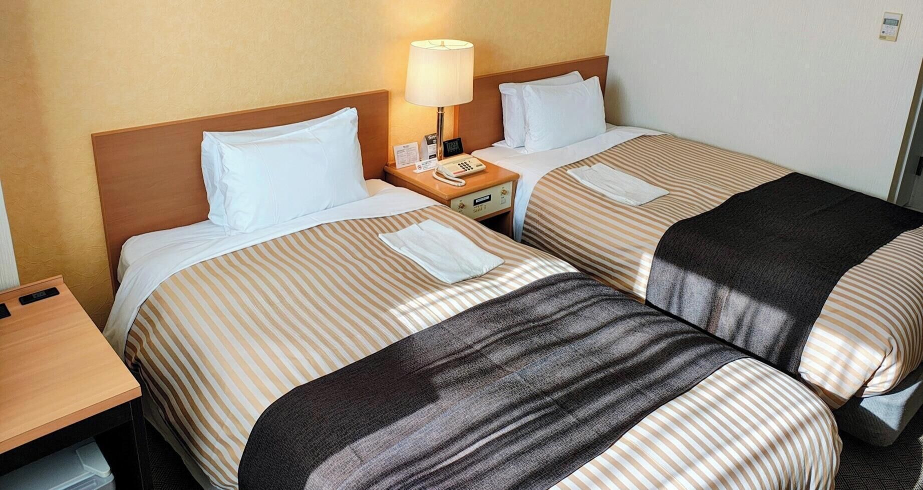 Escritorio, wifi gratis y ropa de cama 