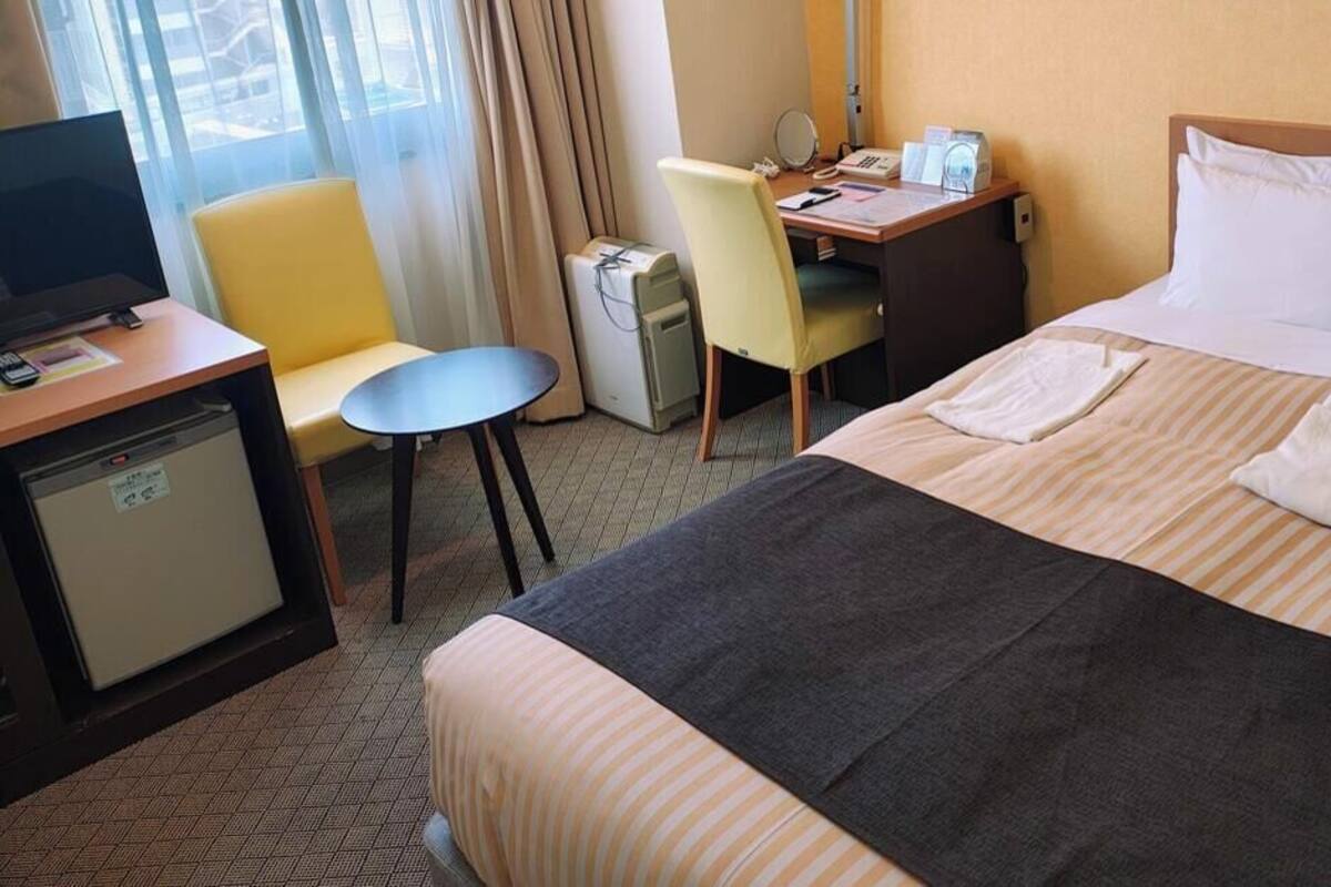 Escritorio, wifi gratis, ropa de cama