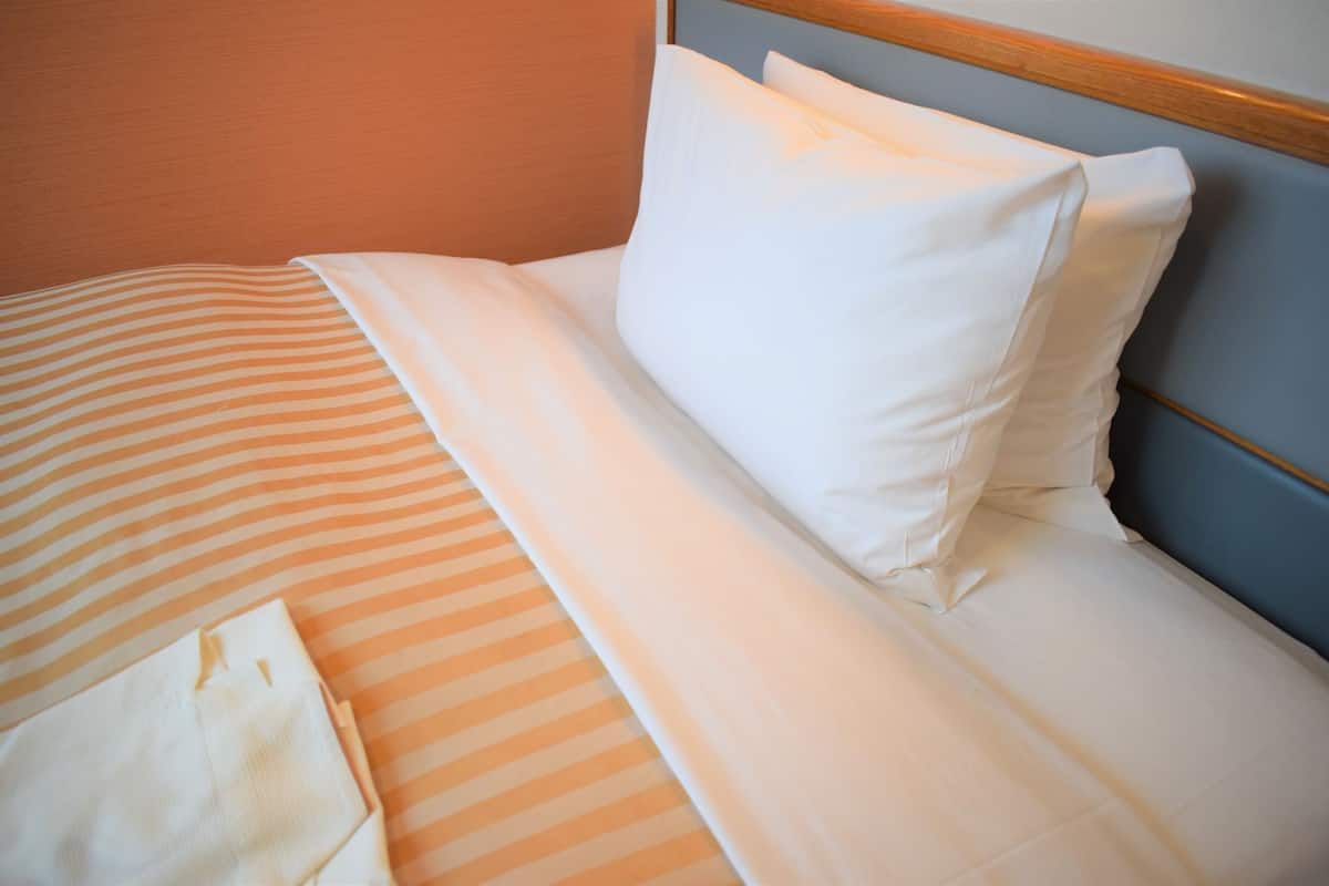 Escritorio, wifi gratis y ropa de cama