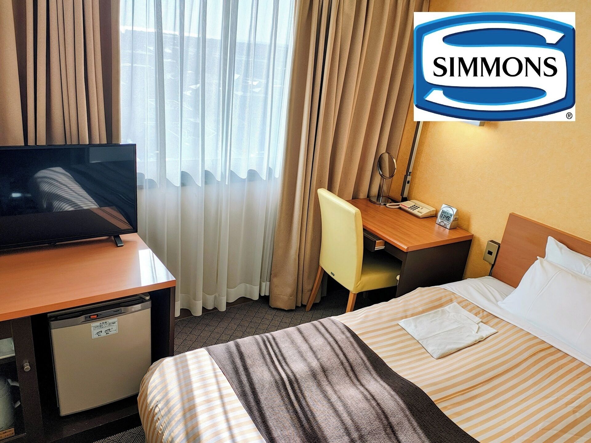 Escritorio, wifi gratis y ropa de cama 