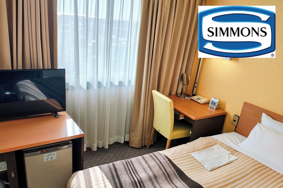 Escritorio, wifi gratis y ropa de cama