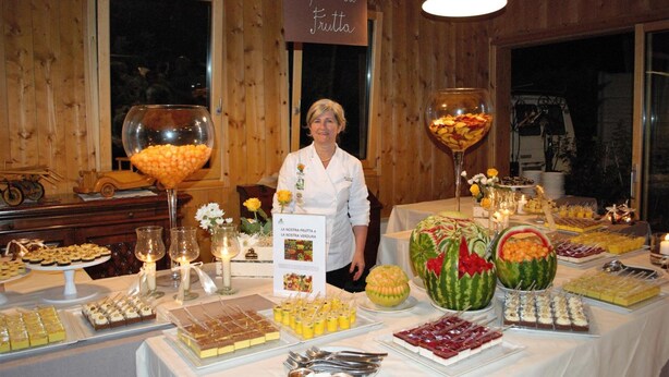 A buffet table with various food items and a sign reading "Sorprende di Frutta". - Agriturismo Tre Rondini (Legnago)