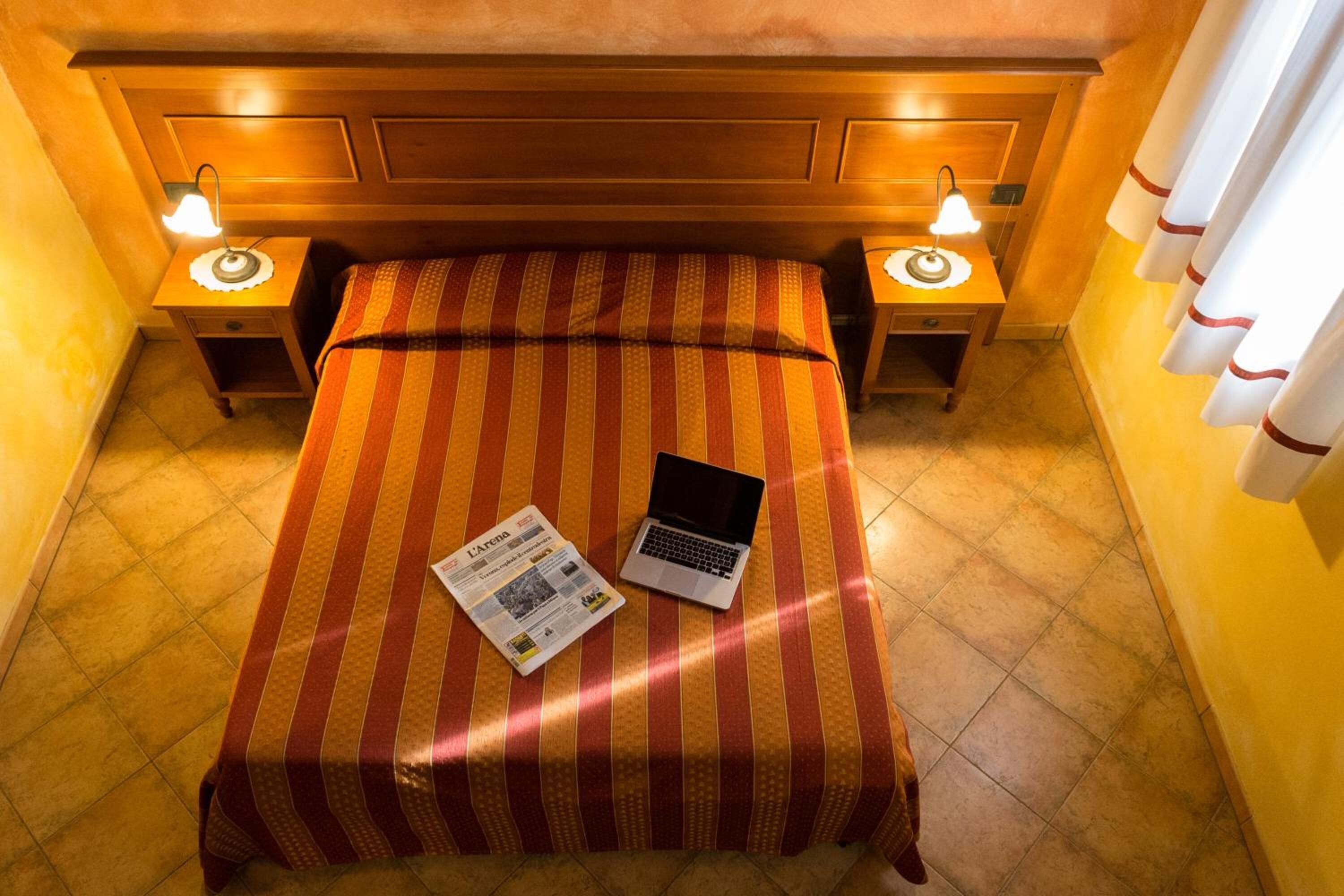 Minibar, coffres-forts dans les chambres, bureau