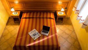 Minibar, coffres-forts dans les chambres, bureau