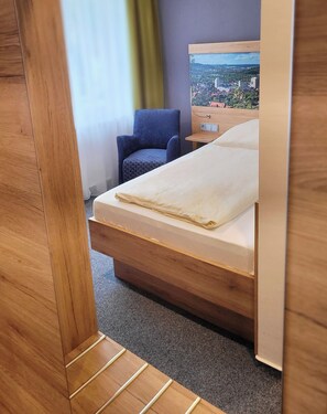 Chambre Simple Confort, non-fumeurs | Rideaux occultants, Wi-Fi gratuit, draps fournis