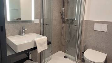 Comfort-Einzelzimmer, Nichtraucher | Badezimmer | Dusche, kostenlose Toilettenartikel, Haartrockner, Handtücher