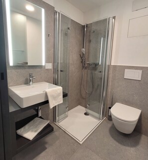 Comfort-Einzelzimmer, Nichtraucher | Badezimmer | Dusche, kostenlose Toilettenartikel, Haartrockner, Handtücher