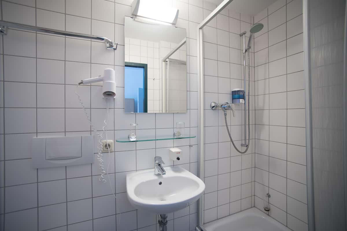 economy twin room | bathroom | shower, free toiletries, hair dryer, towels
