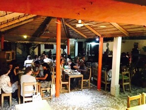 Breakfast served, local and international cuisine, al fresco dining  - ViaVia Senegal Dakar - Hostel (Dakar)