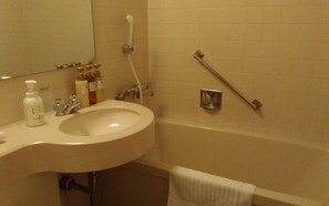 Een bad/douchecombinatie, gratis toiletartikelen, een haardroger