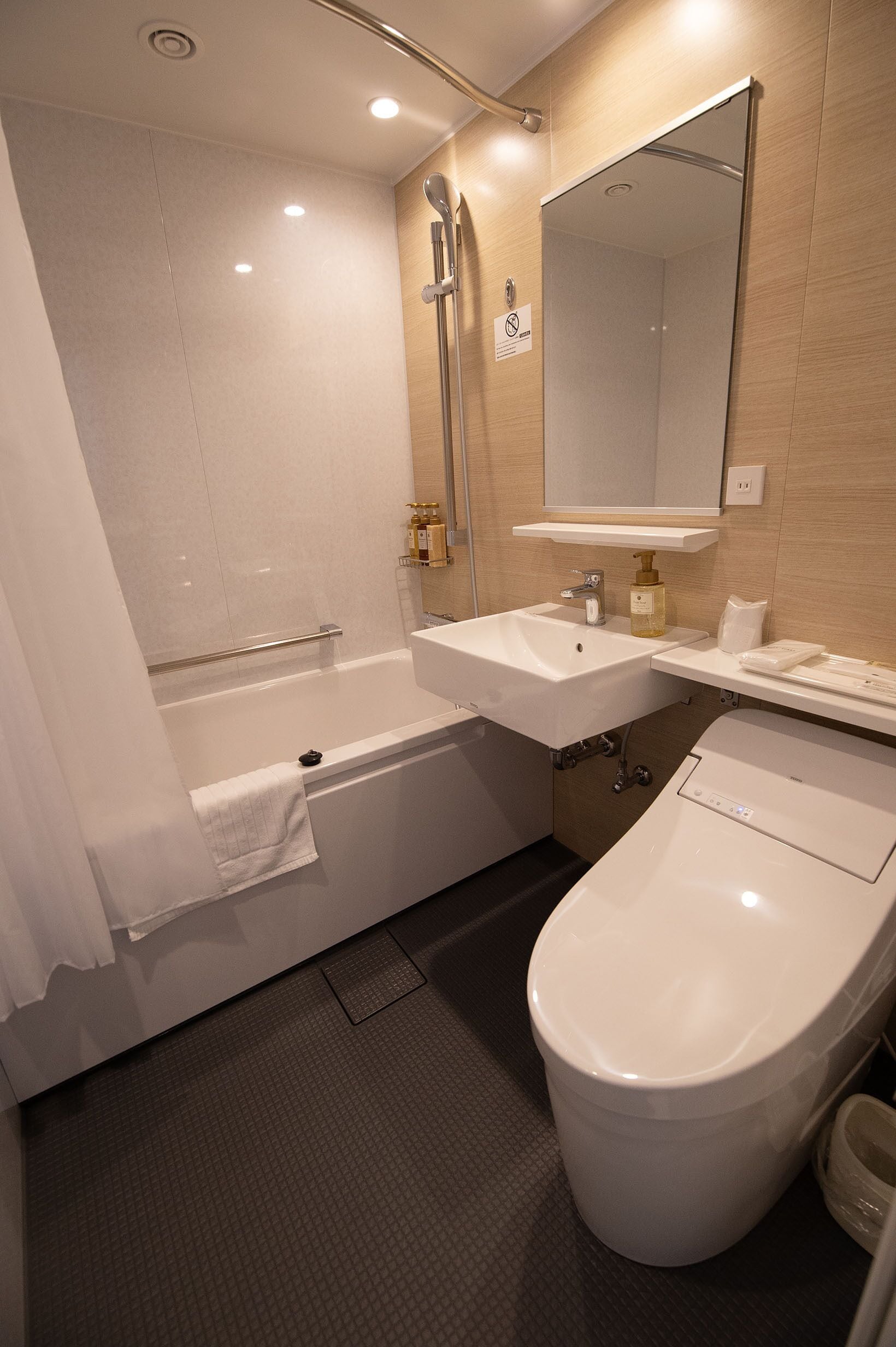 Duschwanne, kostenlose Toilettenartikel, Haartrockner, Hausschuhe