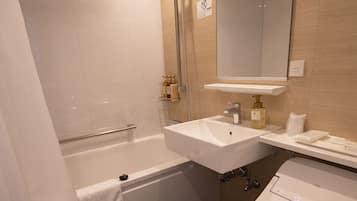 Duschwanne, kostenlose Toilettenartikel, Haartrockner, Hausschuhe