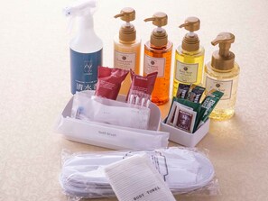 シャワー付き浴槽、バスアメニティ (無料)、ヘアドライヤー、スリッパ