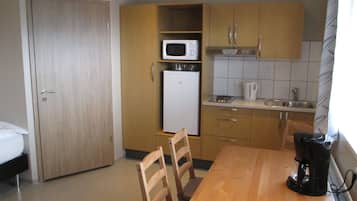Studio (2 persons) | Private kitchenette | Fridge, microwave, stovetop, coffee/tea maker
