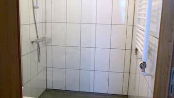 Studio (2 persons) | Bathroom | Shower, free toiletries, hair dryer, towels