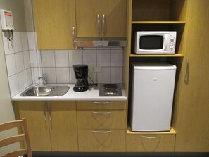 Studio (3 persons) | Yksityinen keittonurkkaus | Jääkaappi, mikroaaltouuni, liesi, kahvin-/teenkeitin