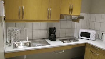 Studio Familial | Coin cuisine privé | Réfrigérateur, micro-ondes (sur demande), plaque de cuisson