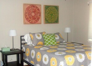 Room, 1 Queen Bed (Natalie's Room) - Loya's Little House Bed & Breakfast (Ames)