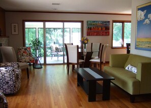 Lobby sitting area - Loya's Little House Bed & Breakfast (Ames)