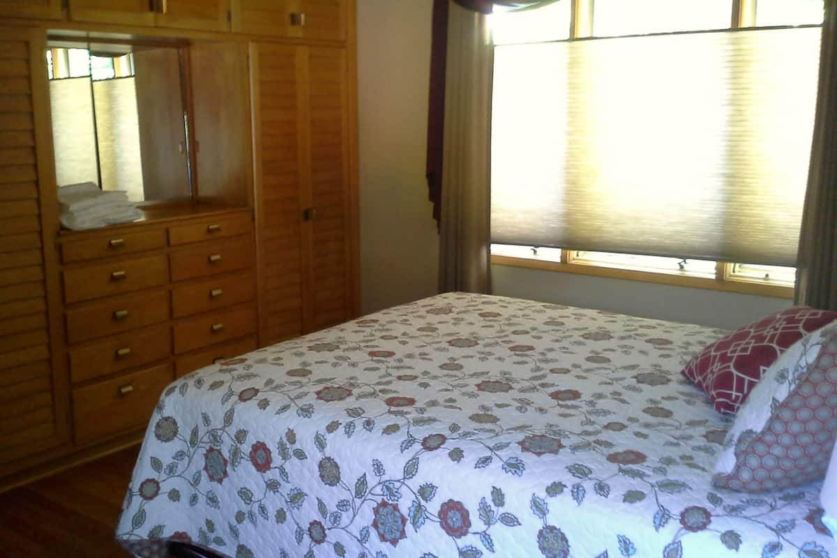 Suite, 1 Queen Bed (Loya's Room)