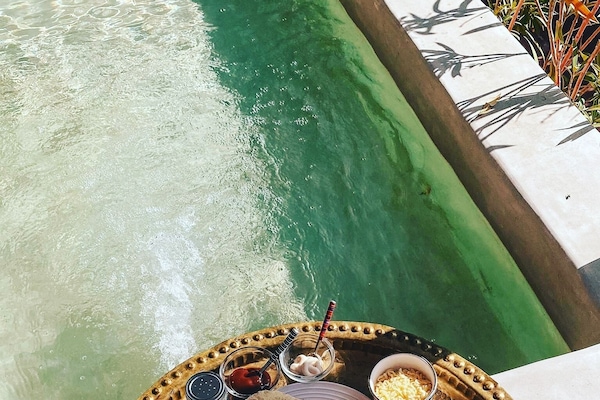 Piscina externa, guarda-sóis, espreguiçadeiras