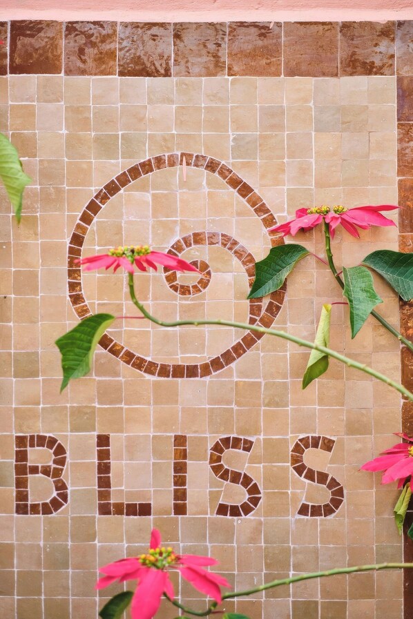 A mosaic wall with the word "BLISS" and a floral design. - Bliss Riad Marrakech (Marrakech)
