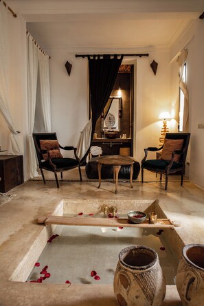 Caja de seguridad en la habitación y escritorio 