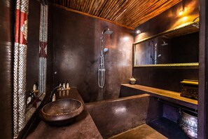 华丽客房 | 浴室 | 免费洗浴用品、吹风机、毛巾