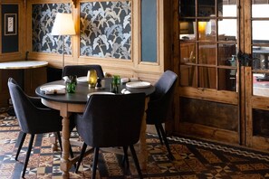 Déjeuner et dîner servis sur place, spécialités Cuisine locale