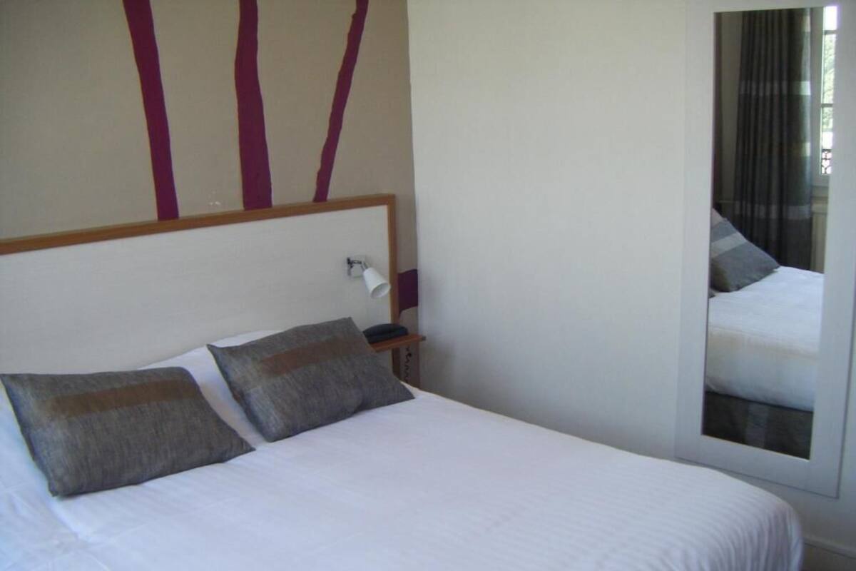 Escrivaninha, cortinas blackout, Wi-Fi de cortesia