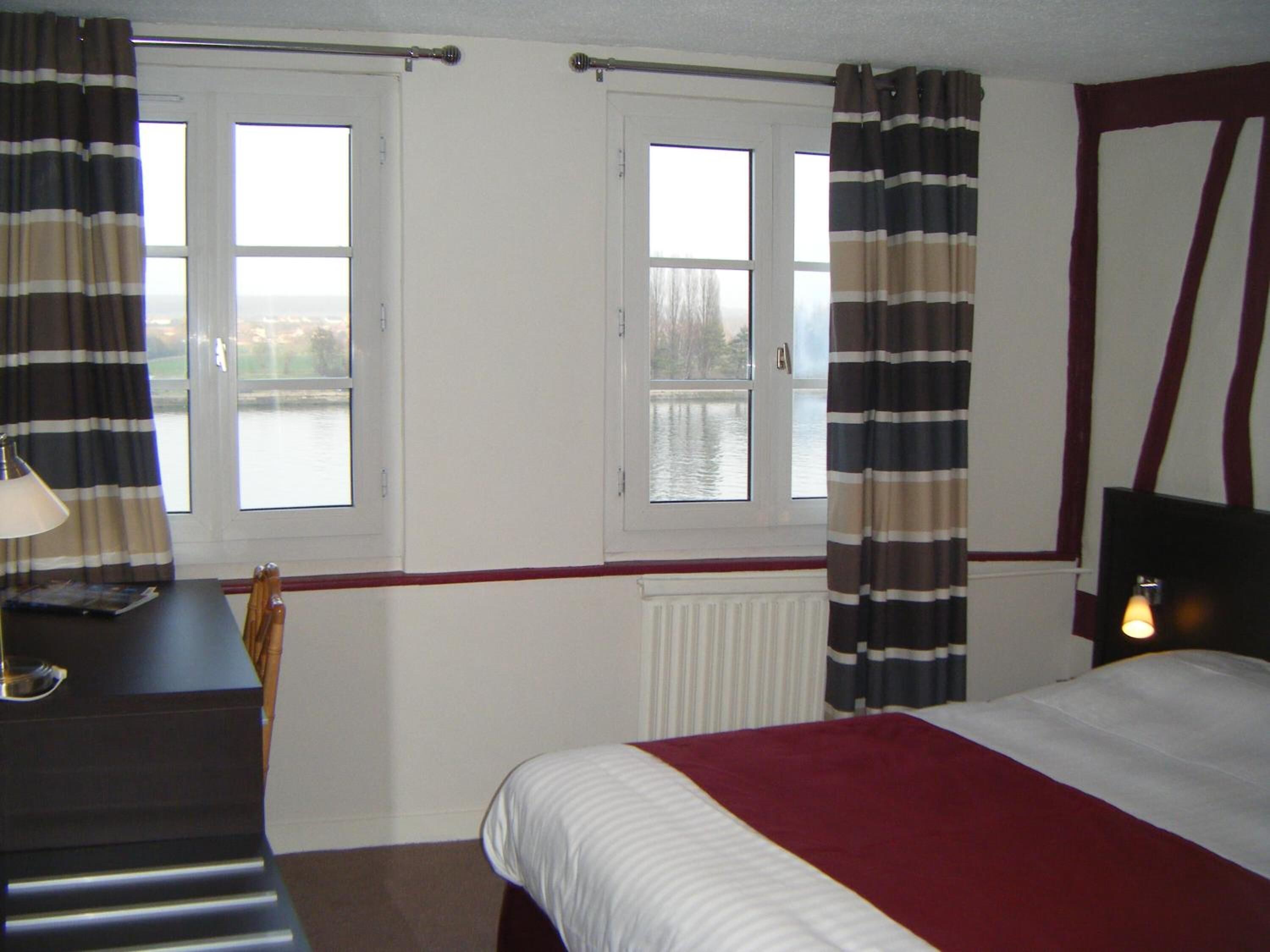 Desk, blackout curtains, free WiFi