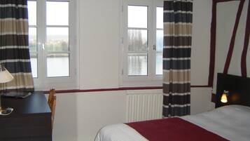 Desk, blackout curtains, free WiFi