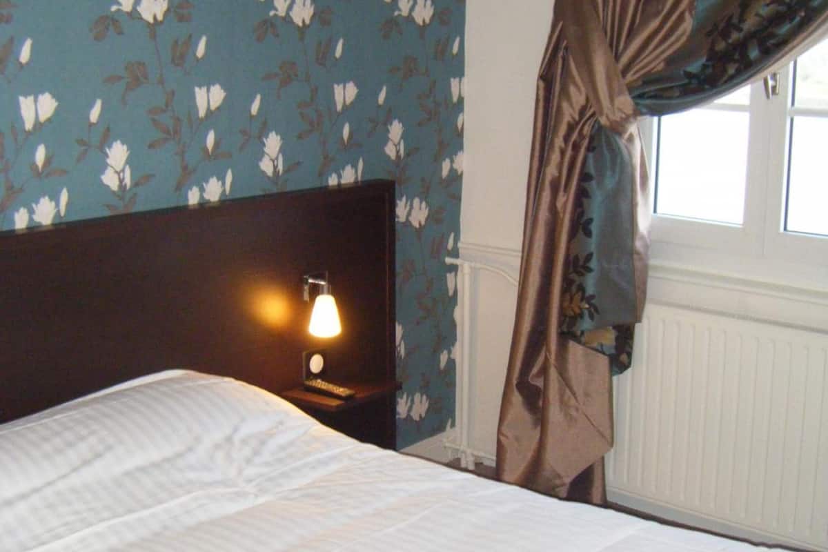 desk, blackout curtains, free wifi