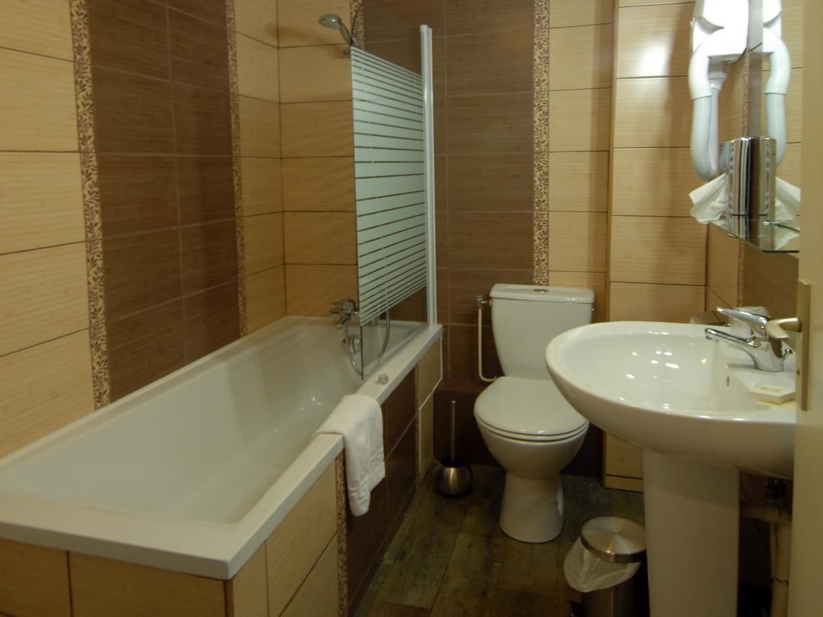 double room, city view | bathroom | shower, free toiletries, hair dryer, towels