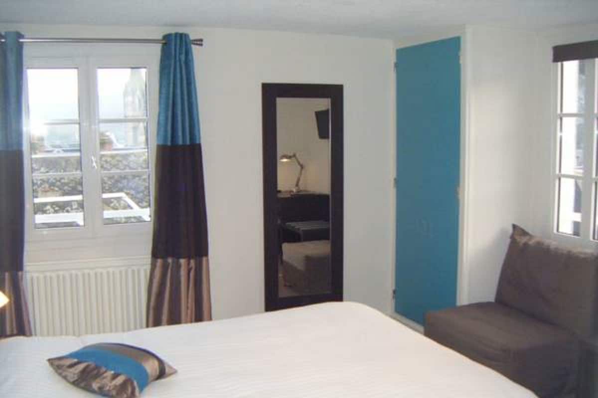 Quarto casal, vista para a cidade | Escrivaninha, cortinas blackout, Wi-Fi de cortesia
