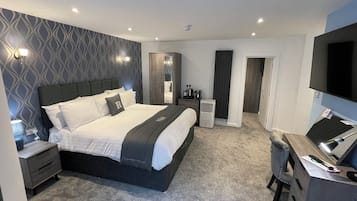 Family Triple Room, 2 Bedrooms | Blackout drapes, iron/ironing board, free WiFi, bed sheets