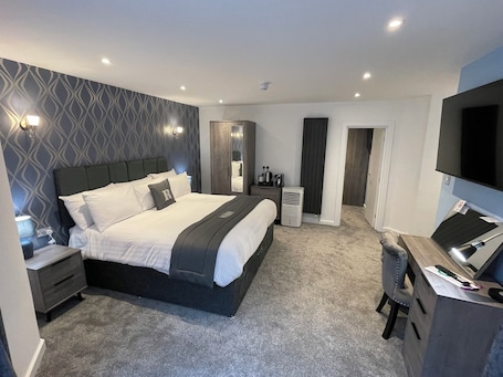 Familien-Dreibettzimmer, 2 Schlafzimmer | Verdunkelungsvorhänge, Bügeleisen/Bügelbrett, kostenloses WLAN. Ruskin Hotel